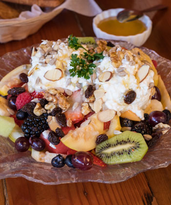 Ensalada de fruta con queso cottage — El Yogurt Place