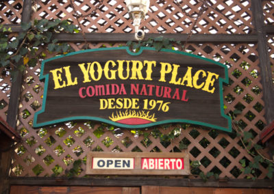 Nuestro letrero: comida natural desde 1976 — El Yogurt Place